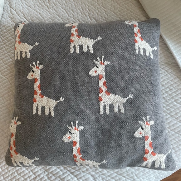 ADORABLE FROLICS KIDS COLLECTION GREY GIRAFFE PILLOW - Picture 6 of 7